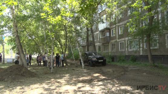 В Павлодаре жильцы многоэтажки не дали коммунальщикам строить мини-сквер возле дома